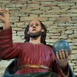 La statua ci guarda dall�alto, mentre con la sua mano destra regge il globo del mondo